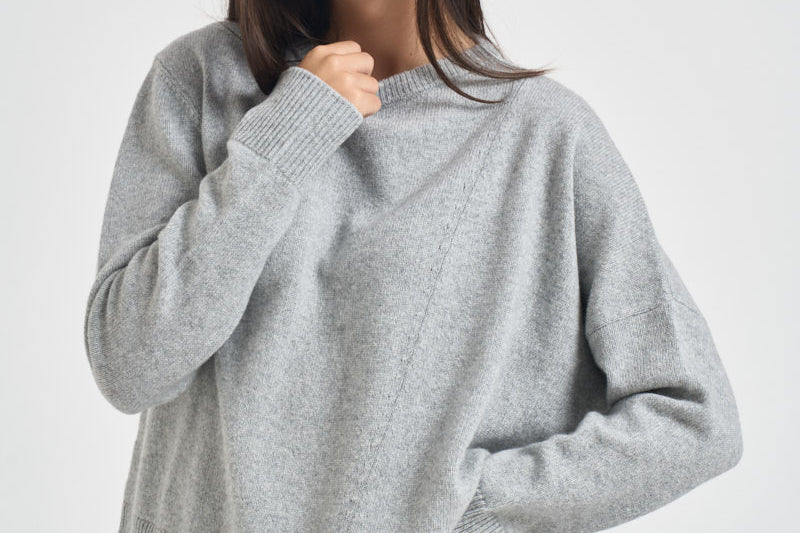 Maglia donna con bordo asimmetrico grigio chiaro F6C58 X47 LIVIANA CONTI 