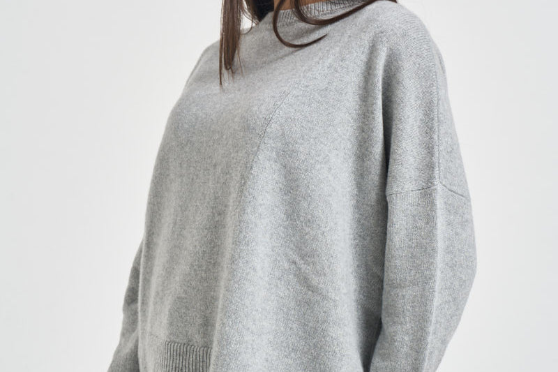 Maglia donna con bordo asimmetrico grigio chiaro F6C58 X47 LIVIANA CONTI 