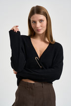 Maglia donna a coste intrecciata con spilla nera F6C16 Y69 LIVIANA CONTI 