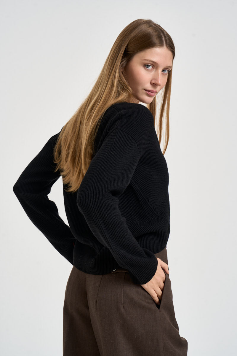 Maglia donna a coste intrecciata con spilla nera F6C16 Y69 LIVIANA CONTI 