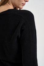Maglia donna a coste intrecciata con spilla nera F6C16 Y69 LIVIANA CONTI 