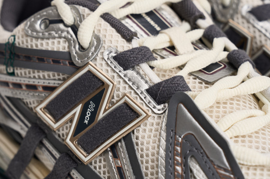 Sneakers uomo 1906A panna, grigio e argento M1906 AD NEW BALANCE 