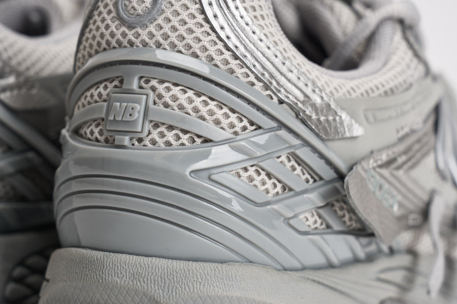 Sneakers uomo 1906R grigio e argento M1906 AG NEW BALANCE 