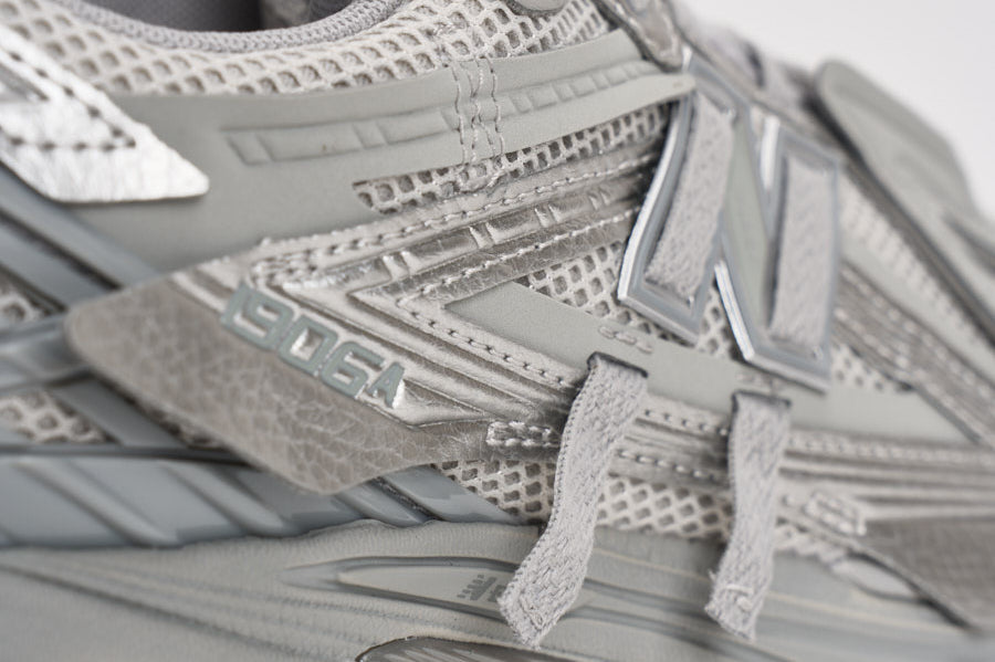 Sneakers uomo 1906R grigio e argento M1906 AG NEW BALANCE 