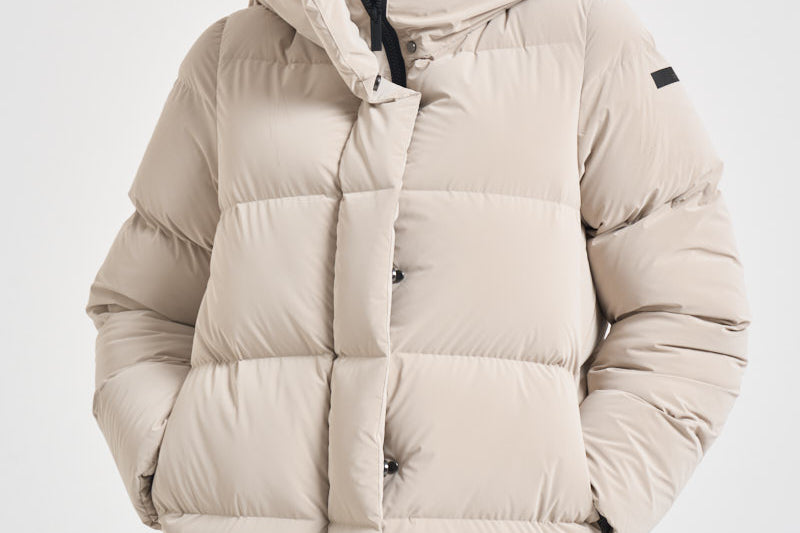 Piumino donna con cappuccio over bianco ghiaccio W26544 85 RRD 