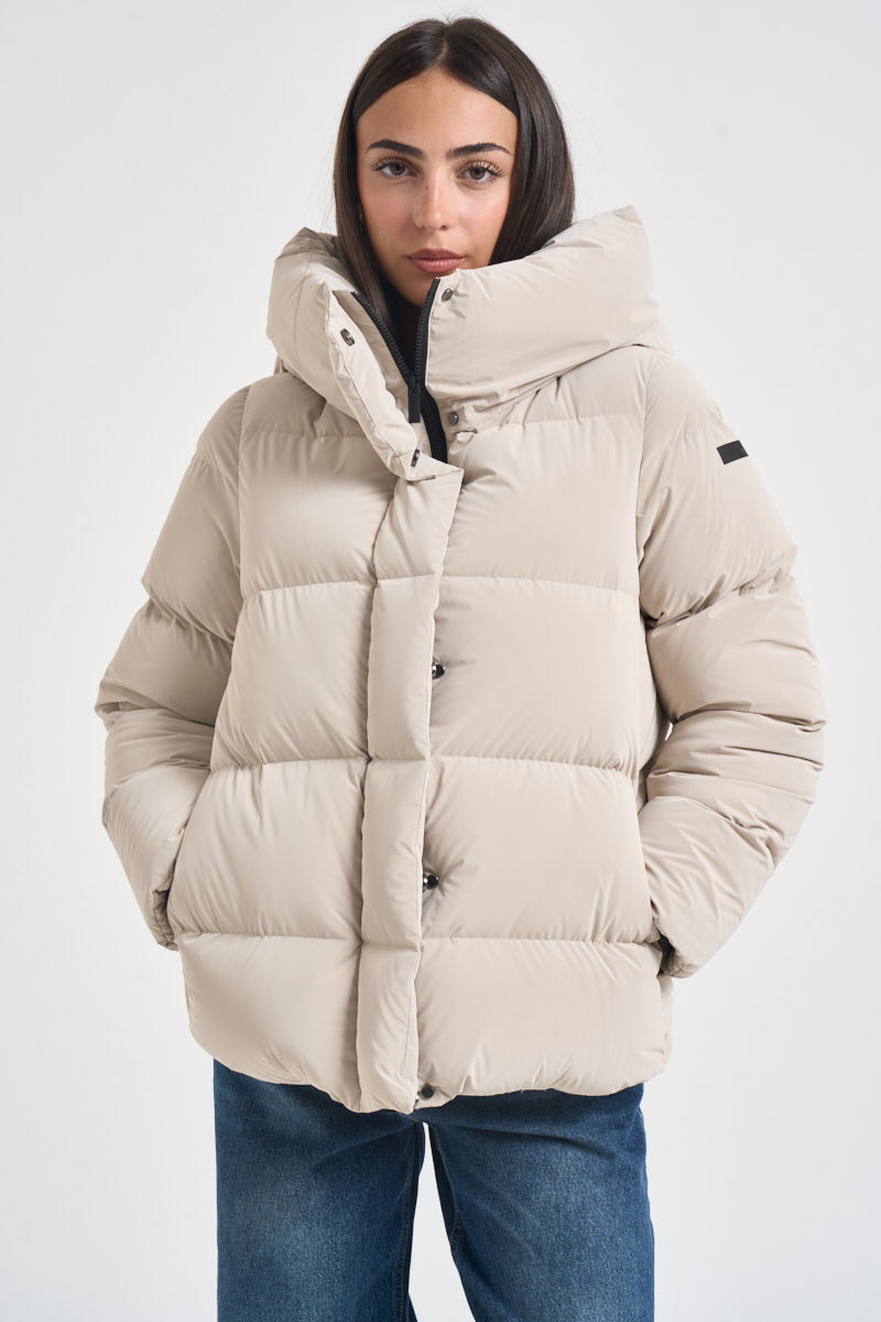 Piumino donna con cappuccio over bianco ghiaccio W26544 85 RRD 