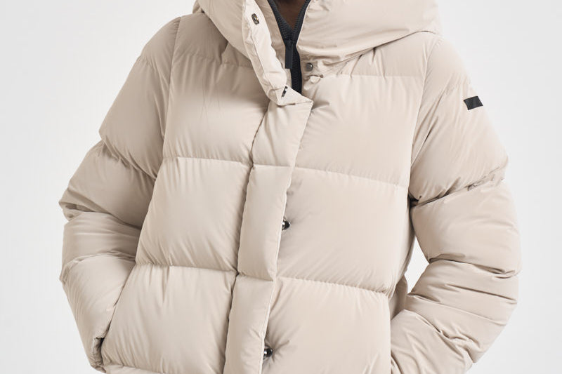 Piumino donna con cappuccio over bianco ghiaccio W26544 85 RRD 