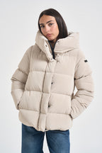 Piumino donna con cappuccio over bianco ghiaccio W26544 85 RRD 