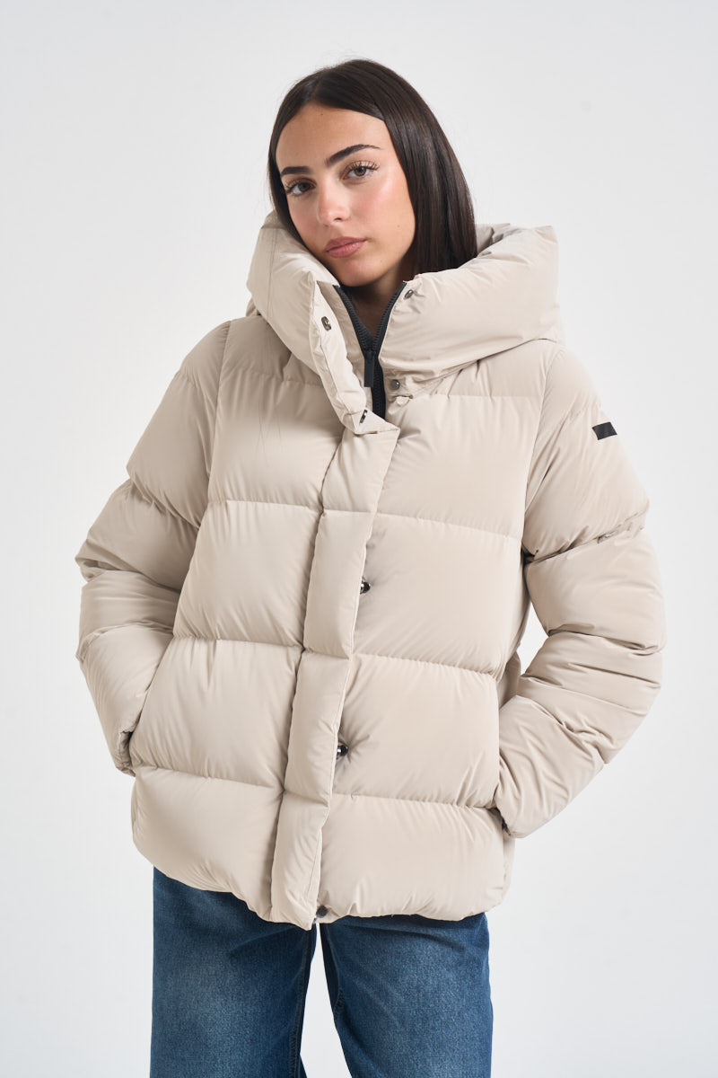 Piumino donna con cappuccio over bianco ghiaccio W26544 85 RRD 