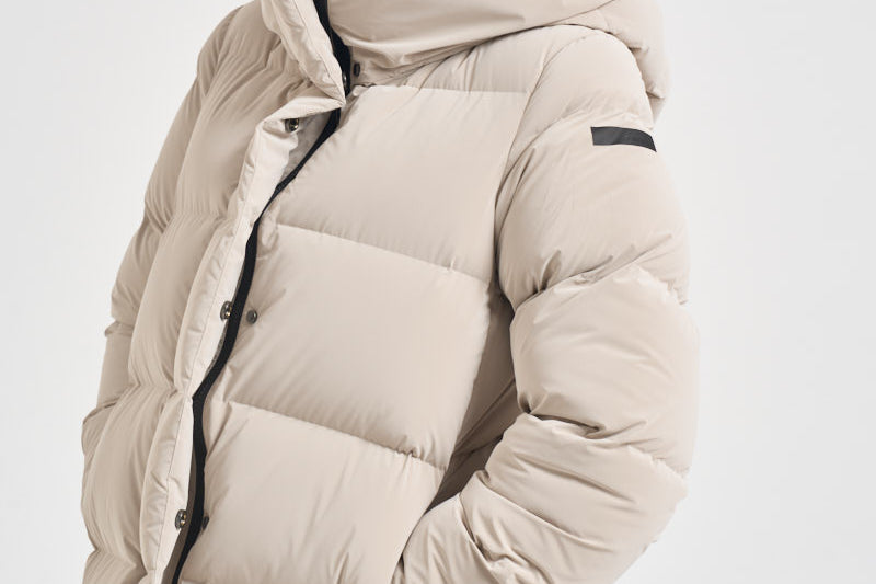 Piumino donna con cappuccio over bianco ghiaccio W26544 85 RRD 