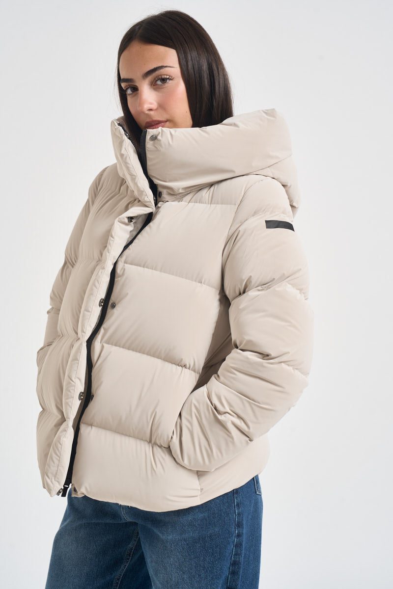 Piumino donna con cappuccio over bianco ghiaccio W26544 85 RRD 