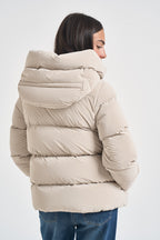 Piumino donna con cappuccio over bianco ghiaccio W26544 85 RRD 