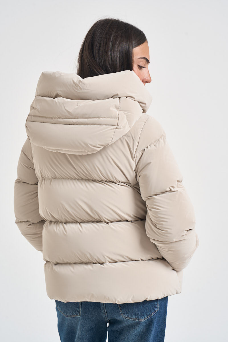Piumino donna con cappuccio over bianco ghiaccio W26544 85 RRD 