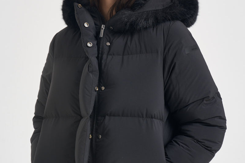Piumino donna con cappuccio nero W26583F 10 RRD 