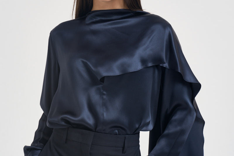 Blusa donna satinata con drappeggio blu navy S6WM56 N12 SEMICOUTURE 