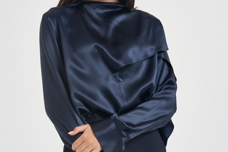 Blusa donna satinata con drappeggio blu navy S6WM56 N12 SEMICOUTURE 