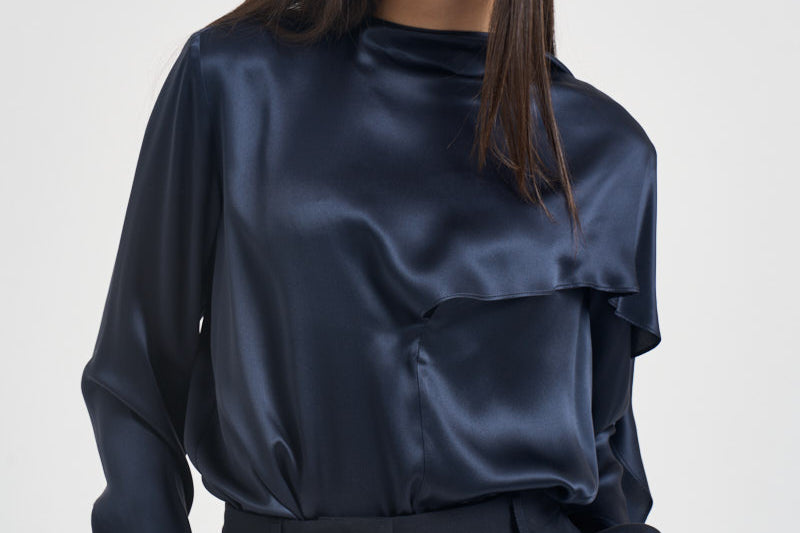 Blusa donna satinata con drappeggio blu navy S6WM56 N12 SEMICOUTURE 