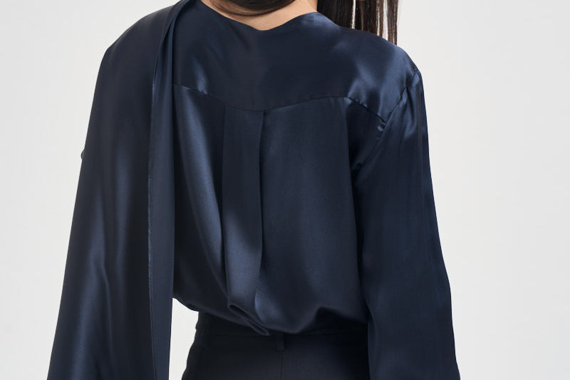 Blusa donna satinata con drappeggio blu navy S6WM56 N12 SEMICOUTURE 