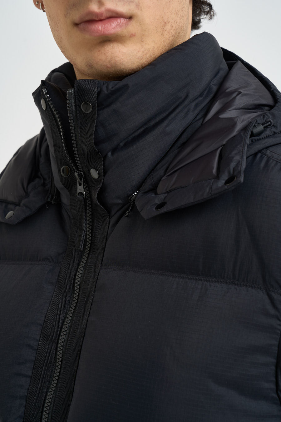 Piumino uomo con cappuccio removibile nero 4100013 S0483V0029 STONE ISLAND 