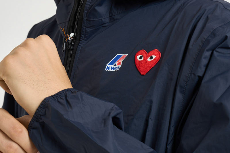 Impermeabile K-Way uomo con cappuccio blu navy AZJ501 NAVY COMME DES GARCON PLAY 