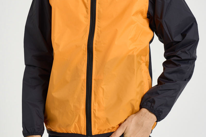 Giacca uomo con cappuccio arancione e nera AZJ505 ORANGEBLACK COMME DES GARCON PLAY 