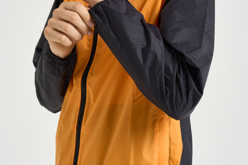 Giacca uomo con cappuccio arancione e nera AZJ505 ORANGEBLACK COMME DES GARCON PLAY 