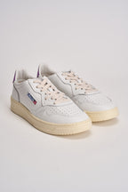 Sneakers uomo Medalist Low bianca e viola AULM LL08 AUTRY 