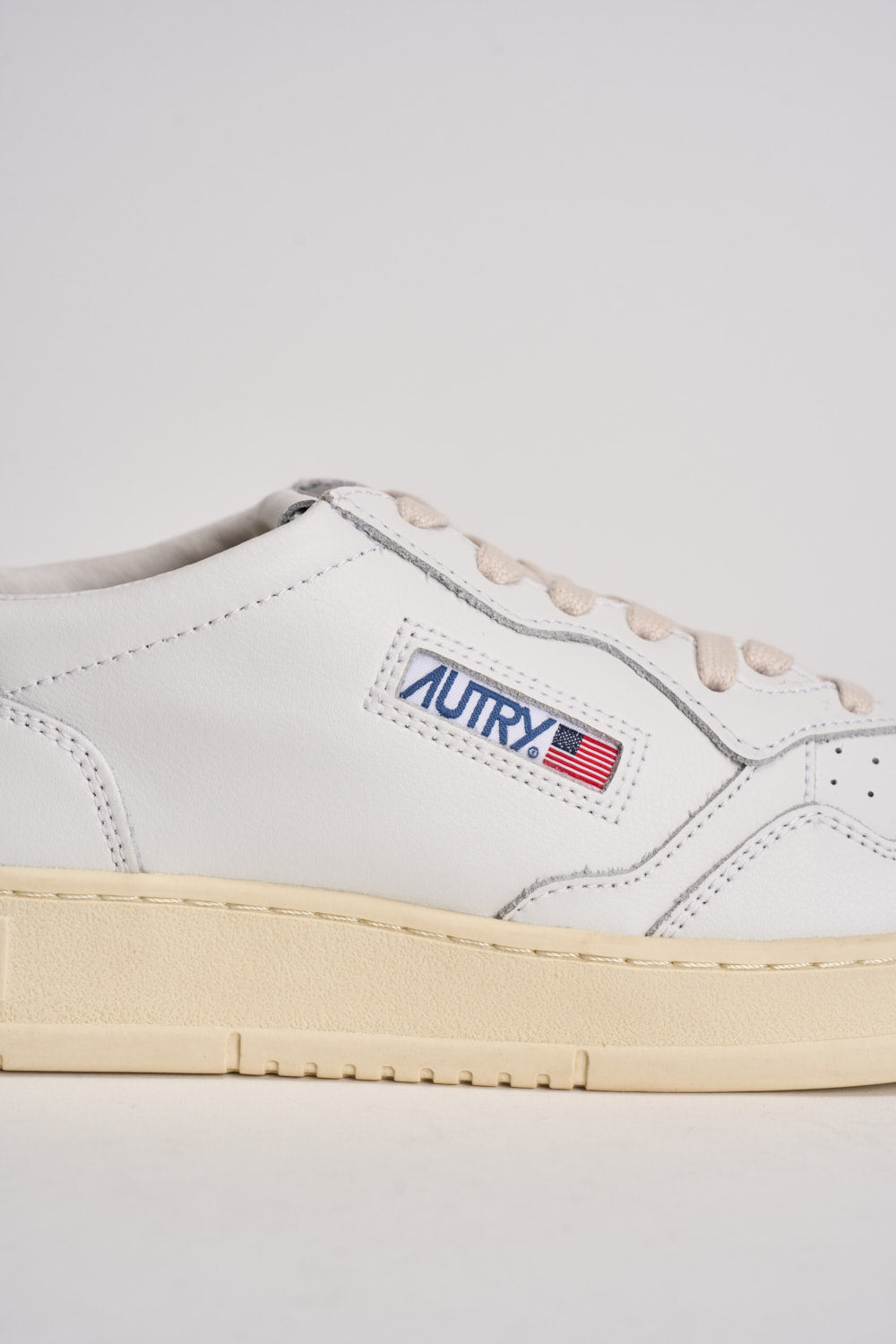 Sneakers uomo Medalist Low bianca e viola AULM LL08 AUTRY 
