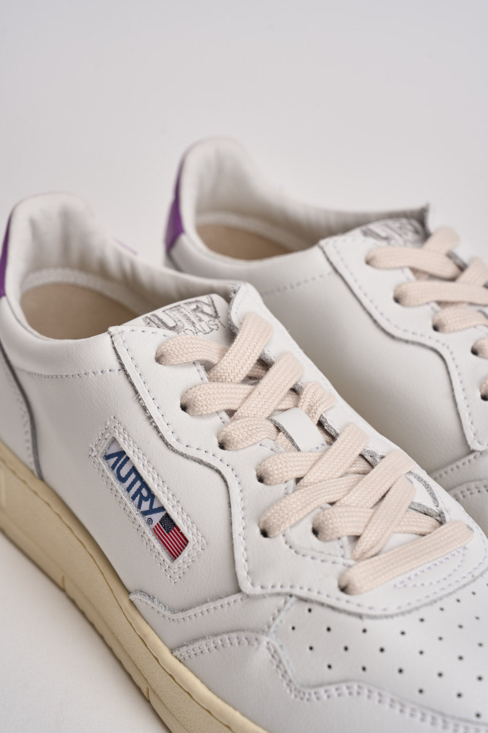 Sneakers uomo Medalist Low bianca e viola AULM LL08 AUTRY 