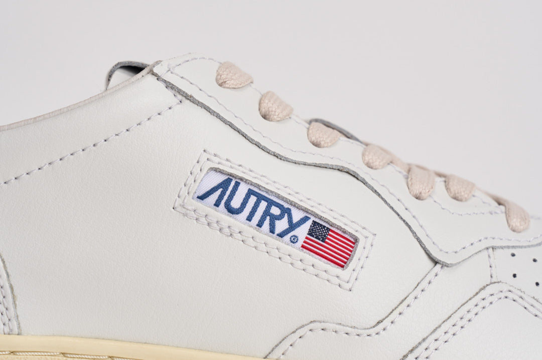 Sneakers Medalist low uomo nera e bianca AULM LL22 AUTRY 