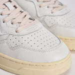Sneakers Medalist low uomo nera e bianca AULM LL22 AUTRY 