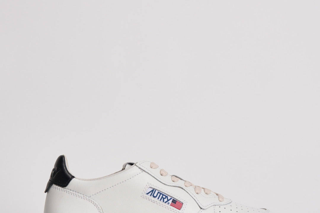 Sneakers Medalist low uomo nera e bianca AULM LL22 AUTRY 