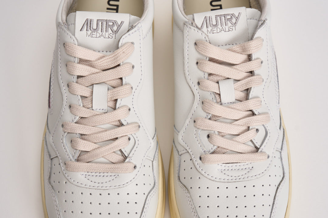 Sneakers Medalist low uomo nera e bianca AULM LL22 AUTRY 