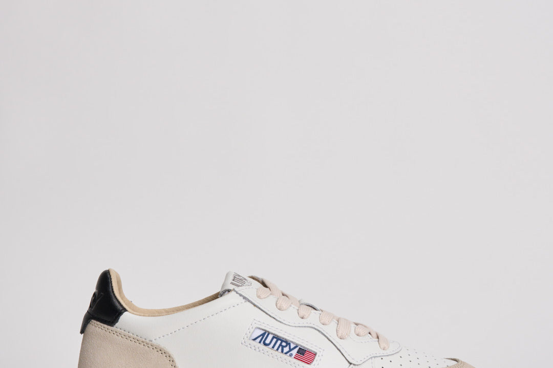 Sneakers uomo Medalist low in suede beige e nera AULM LS21 AUTRY 
