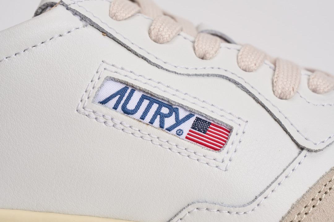 Sneakers uomo Medalist low in suede beige e nera AULM LS21 AUTRY 
