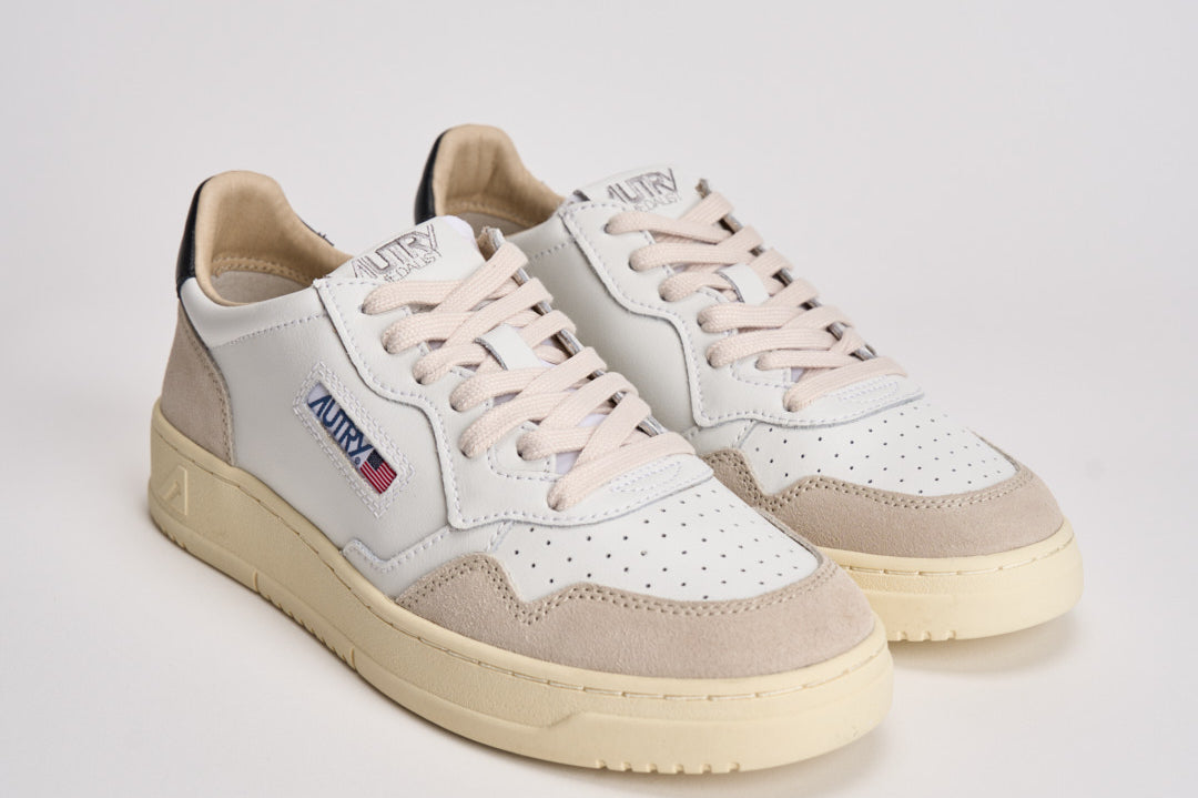 Sneakers uomo Medalist low in suede beige e nera AULM LS21 AUTRY 