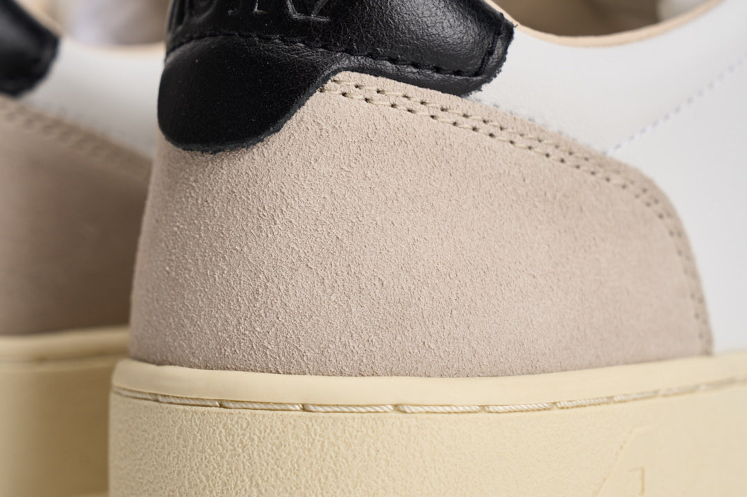 Sneakers uomo Medalist low in suede beige e nera AULM LS21 AUTRY 