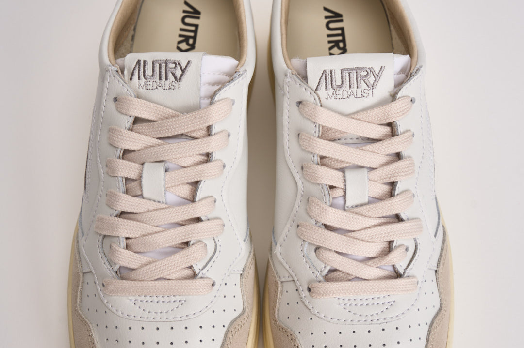 Sneakers uomo Medalist low in suede beige e nera AULM LS21 AUTRY 