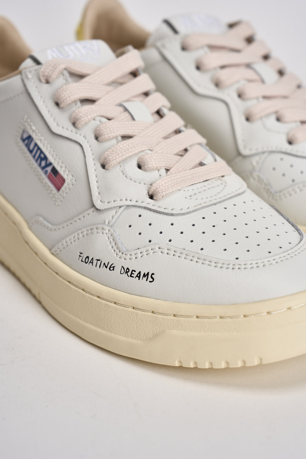 Sneakers donna Medalist Low ianca e gialla AULW DL02 AUTRY 