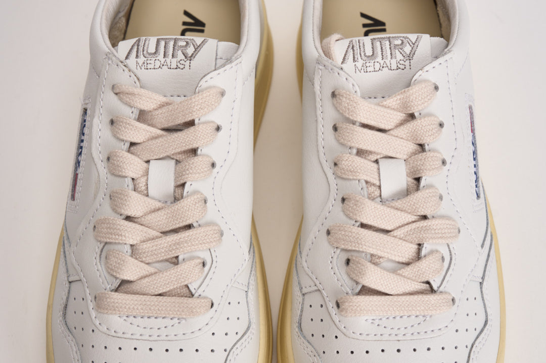Sneakers donna Medalist low in pelle bianca AULW LL15 AUTRY 