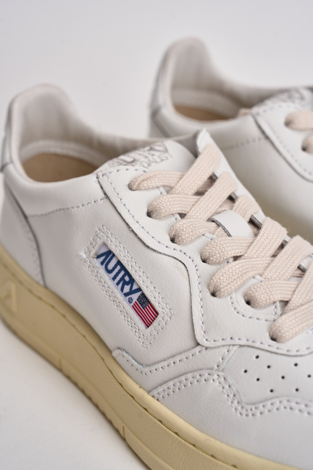 Sneakers donna Medalist low in pelle bianca AULW LL15 AUTRY 