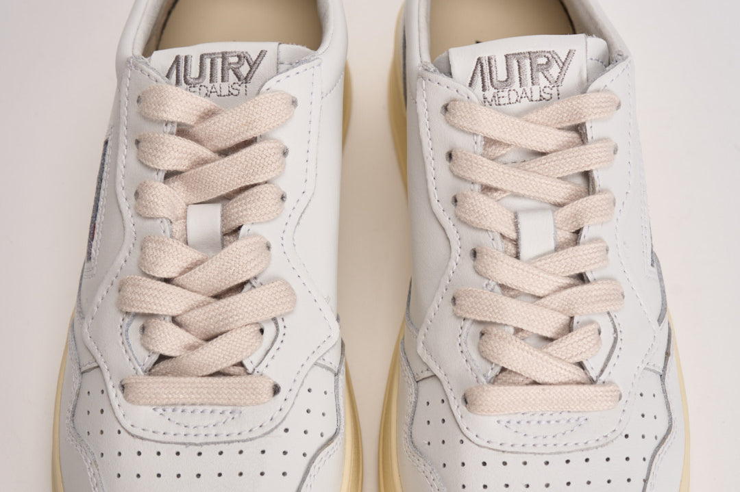 Sneakers Medalist Low donna bianca e rosa AULW LL16 AUTRY 