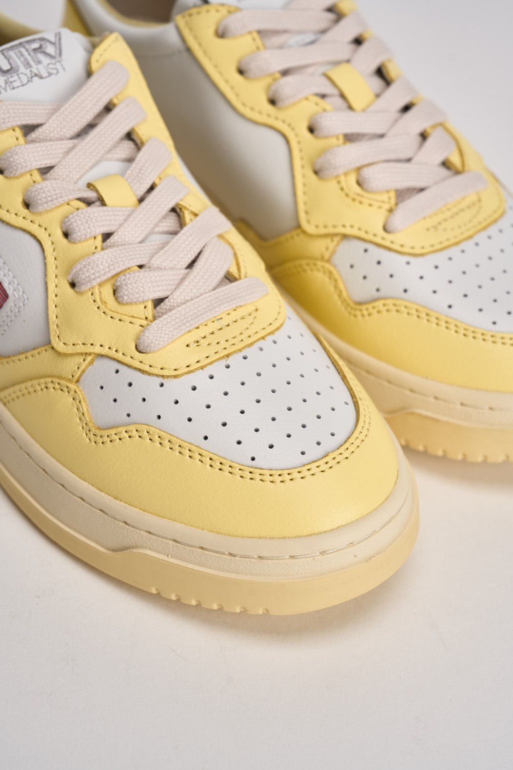 Sneakers donna Medalist gialla AULW WB63 AUTRY 