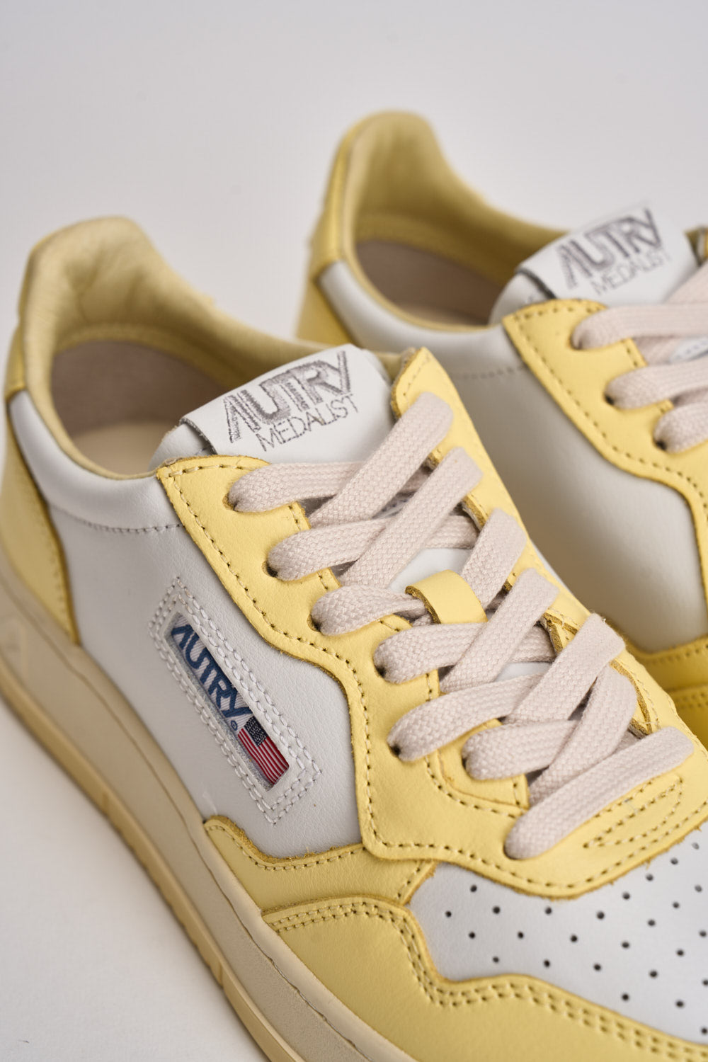 Sneakers donna Medalist gialla AULW WB63 AUTRY 