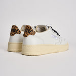 Sneakers donna Medalist Low bianca e cavallino leopardato AULW OC01 AUTRY 