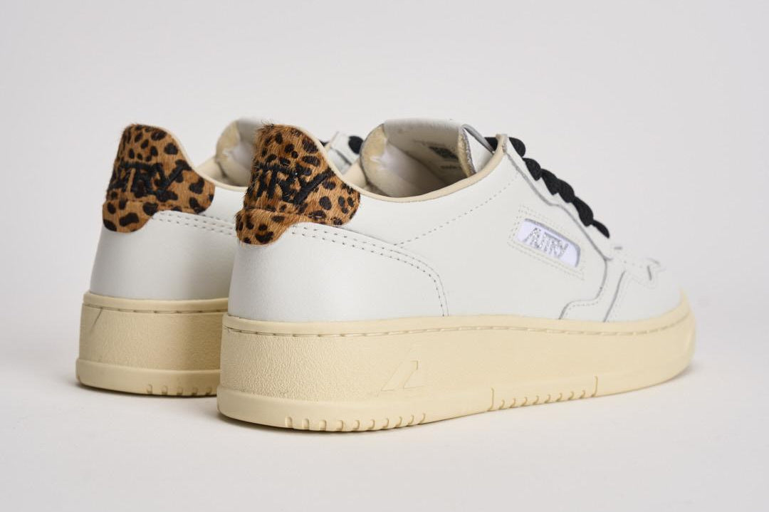 Sneakers donna Medalist Low bianca e cavallino leopardato AULW OC01 AUTRY 