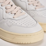 Sneakers Medalist Low donna bianca e rosa. AULW LL16 AUTRY 