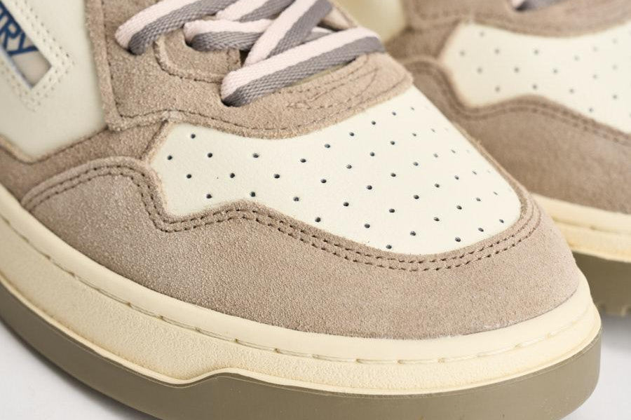 Sneakers uomo Medalist Low in suede beige e verde AULM BW07 AUTRY 