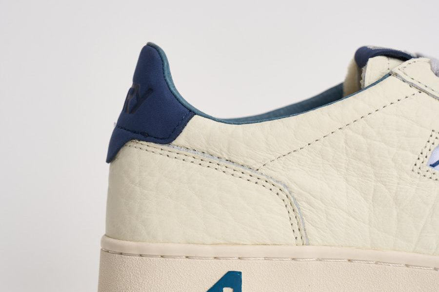 Sneakers uomo Medalist Low panna e blu AULM NE20 AUTRY 