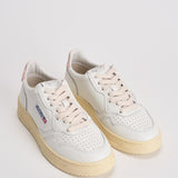 Sneakers donna medalist low in pelle bianca e rosa AULW LL16 AUTRY 